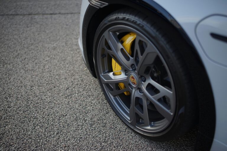 premium keltainen jarru autossa